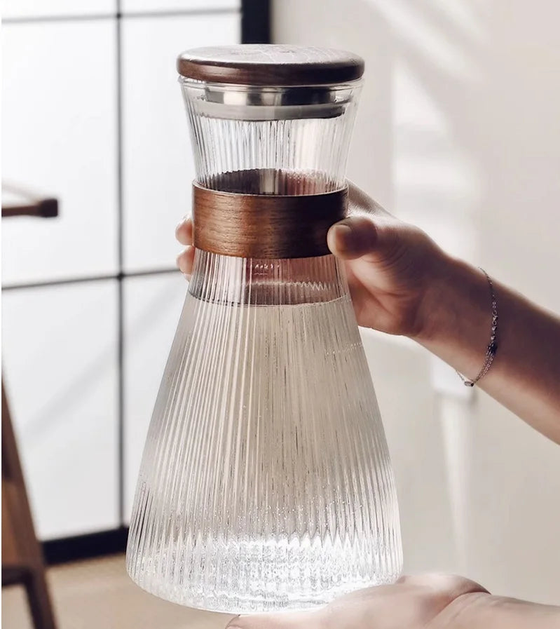 Wasserkaraffe mit Holz