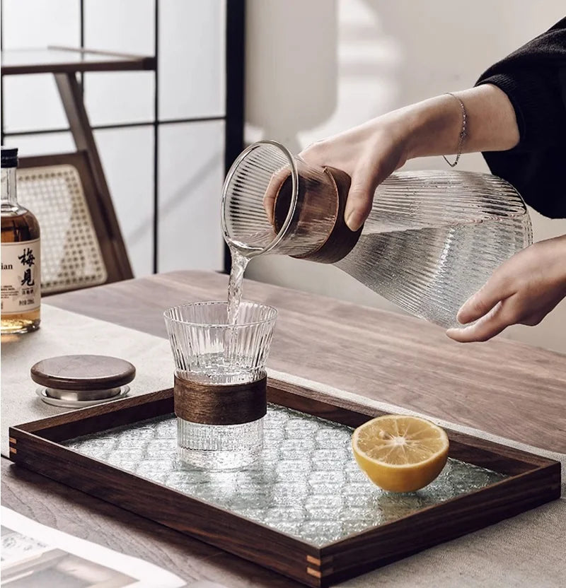Wasserkaraffe mit Holz