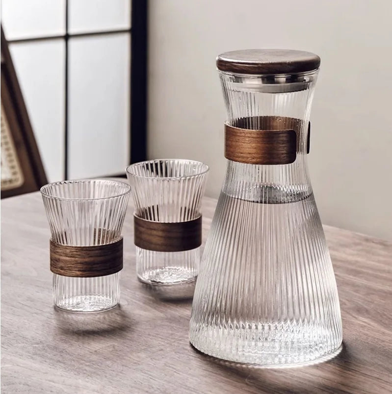 Wasserkaraffe mit Holz